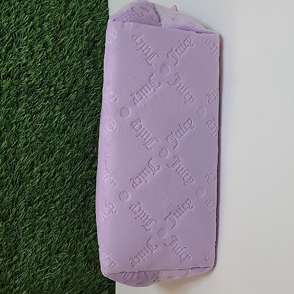 NWT JUICY COUTURE Travel Cosmetic Makeup Bag ,Wedge Pouch, Velour Lavender - Picture 14 of 17